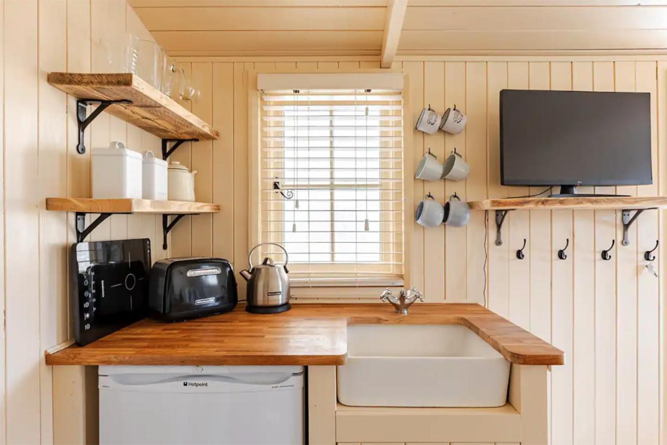 Shepherd'S Hut, Bath Exterior photo